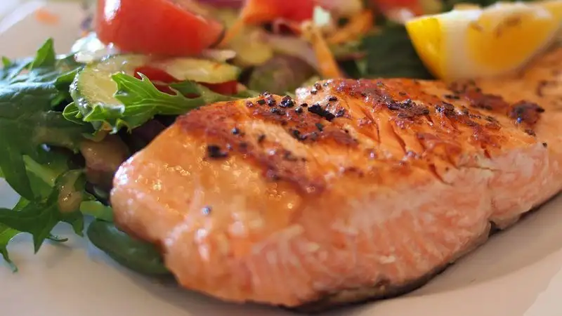 Эксперт озвучила вредные привычки во время еды