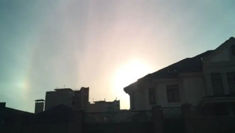 Жители Актау запечатлели гало над городом