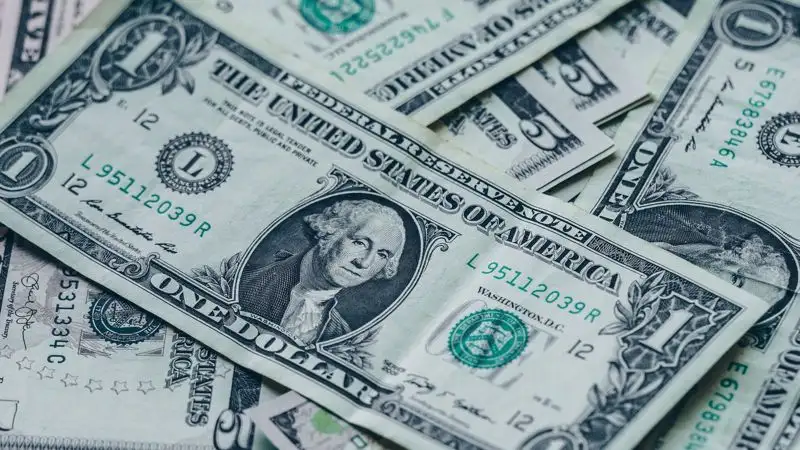 Доллар подрос на торгах 27 февраля