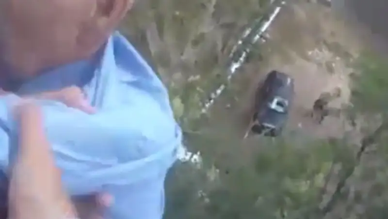 Спасение висящего на балконе мужчины попало на видео в Аркалыке