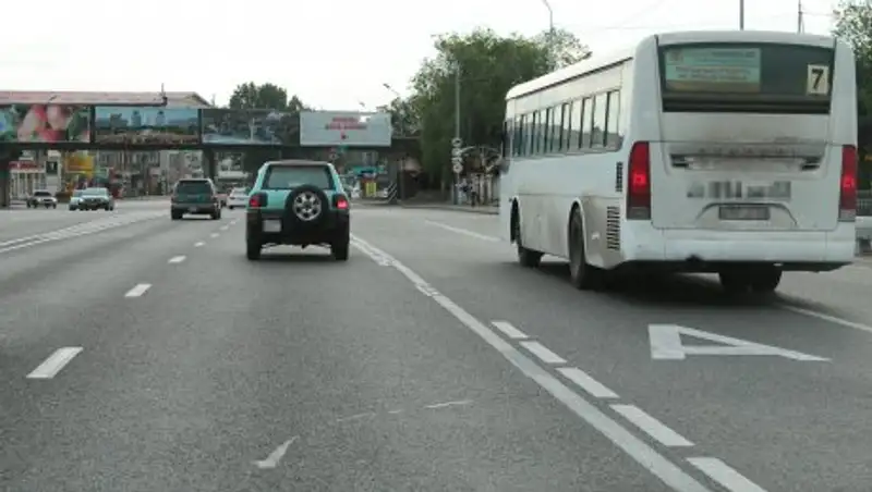 В Алматы на спецполосе для автобусов с момента ее введения выявили около 400 нарушений