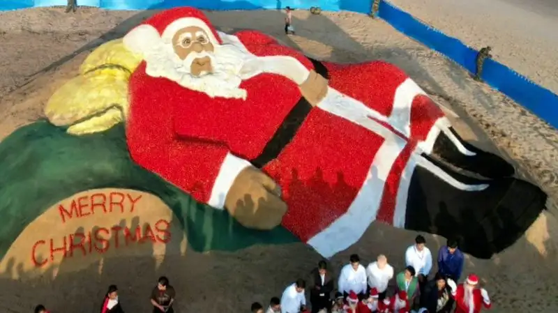 Скульптор в Индии создал фигуру Санта-Клауса из песка и 1,5 тонны помидоров