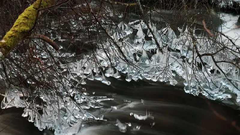 В Атырау двое парней едва не утонули, провалившись под лед