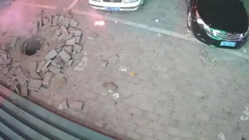 Мальчик запустил фейерверк и взорвал канализацию