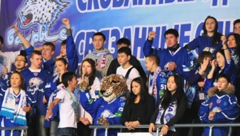 Болельщики ХК «Барыс» просят наказать ЦСКА за исполнение старого гимна РК