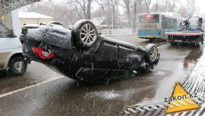 Infiniti перевернулся на крышу после ДТП