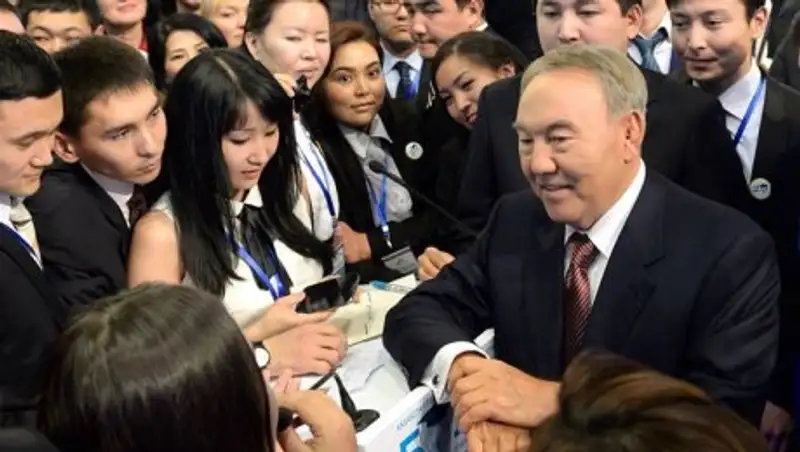 В Сети опубликовали подписанный Назарбаевым исторический документ