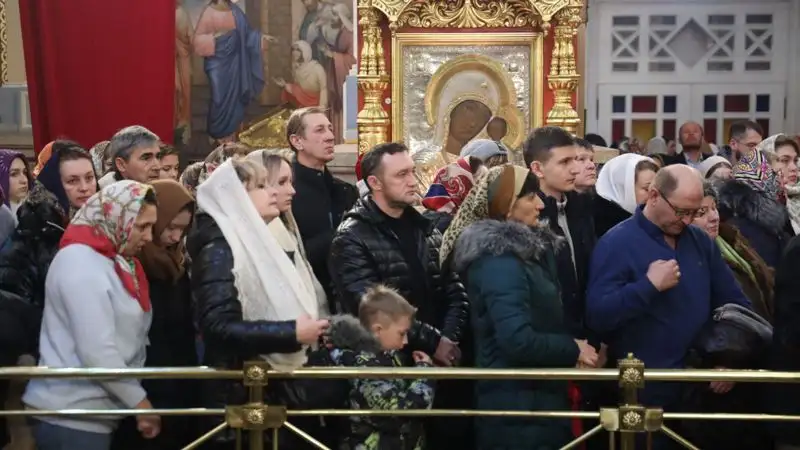 В Алматы началось Рождественское богослужение, фото - Новости Zakon.kz от 06.01.2023 23:00