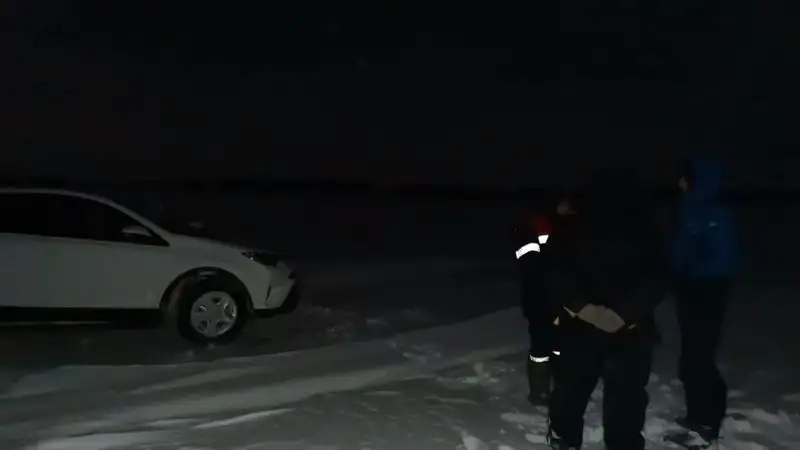 В Костанайской области спасли рыбаков, застрявших в снежном плену