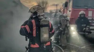 Пожарный поделился видео с вызволением людей из пожара, фото - Новости Zakon.kz от 28.01.2023 15:11