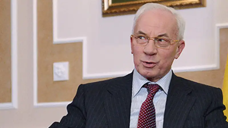 Азаров отказался узаконивать на Украине однополые браки