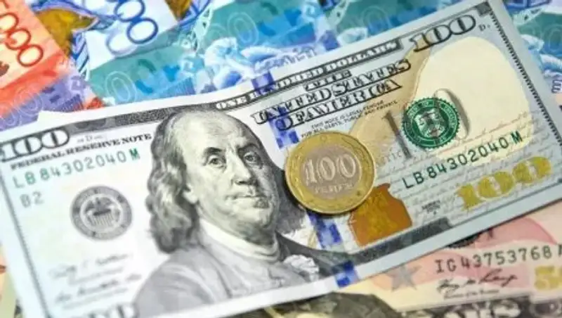 Евро вырос, а доллар слегка понизился на утренних торгах