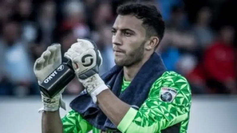 Вратарь английского футбольного клуба справил нужду на поле во время игры