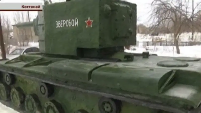 Жители пригорода Костаная вылепили из снега танк КВ-2