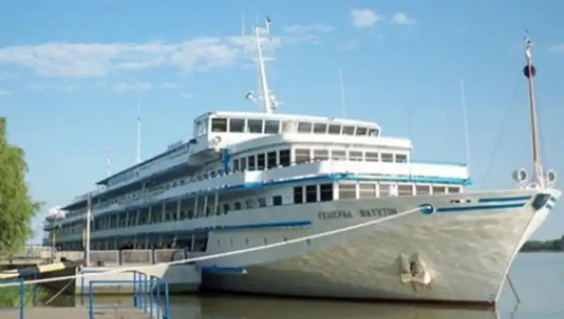 Украинский круизный лайнер "Генерал Ватутин" вместо Одессы "рванул" в Россию