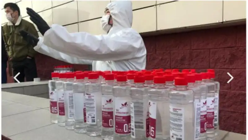 Три тысячи флаконов с антисептиком раздали члены столичного филиала партии Nur Otan