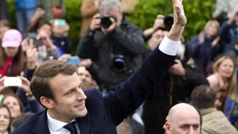 Олланд передаст Макрону полномочия 14 мая