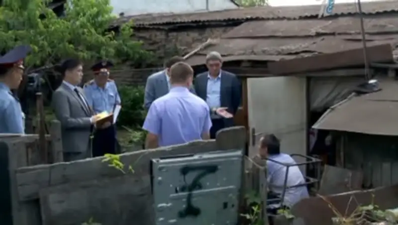 В Алматы мужчина с ограниченными возможностями больше двадцати лет живет без документов