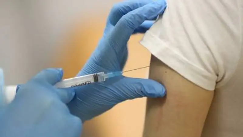 Аллергопробу перед вакцинацией на коронавирус делать не нужно - Есмагамбетова