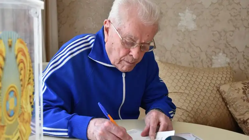 В ЗКО 100-летний ветеран ВОВ в очередной раз исполнил свой гражданский долг, фото - Новости Zakon.kz от 19.03.2023 16:26