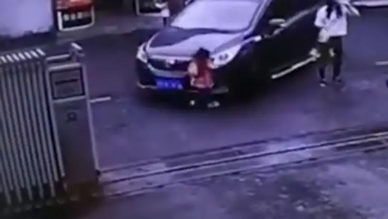 Мать не заметила, как ее трехлетнюю дочь переехала машина