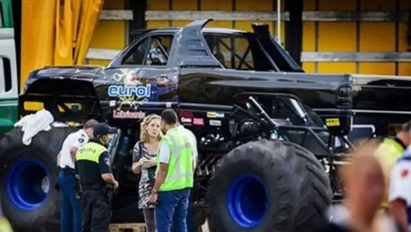 На автошоу в Нидерландах грузовик въехал в толпу зрителей