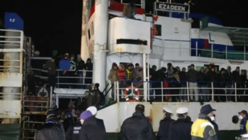 Брошенное командой судно с мигрантами прибыло в Италию