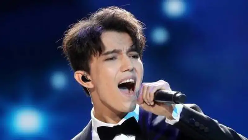 Димаш Кудайберген спел песни на шести языках