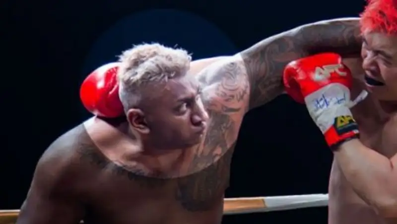 Глава всемирной федерации бодибилдинга скончался после «поединка знаменитостей» в Сингапуре