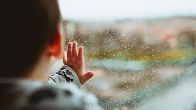 Трехлетний ребенок выпал из окна в Костанае , фото - Новости Zakon.kz от 06.07.2023 05:02