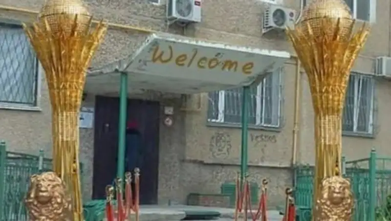 Красная дорожка и Байтерек: Как встречают женихов в Казахстане