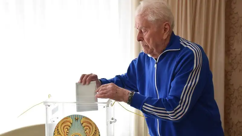 В ЗКО 100-летний ветеран ВОВ в очередной раз исполнил свой гражданский долг