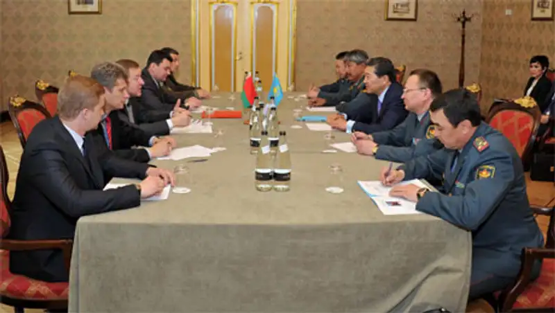 С.Ахметов встретился с главой оборонного ведомства Беларуси Ю.Жадобиным