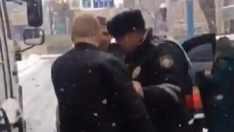 В Алматы агрессивный водитель угрожал полицейскому