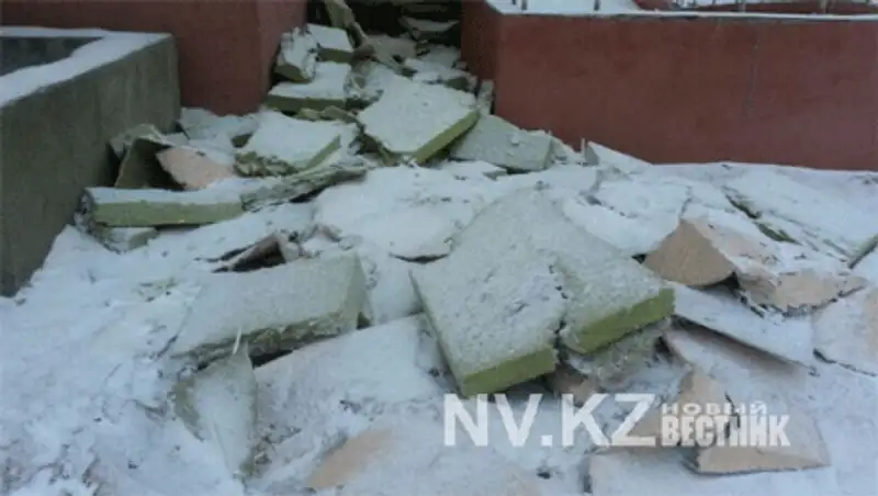 В Караганде с новостройки на Юго-Востоке обрушилась обшивка (Фото)