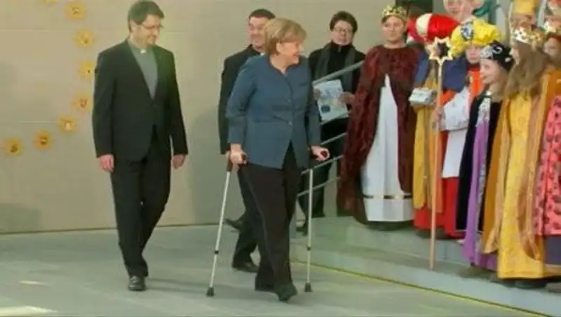 Ангела Меркель впервые появилась на публике после травмы