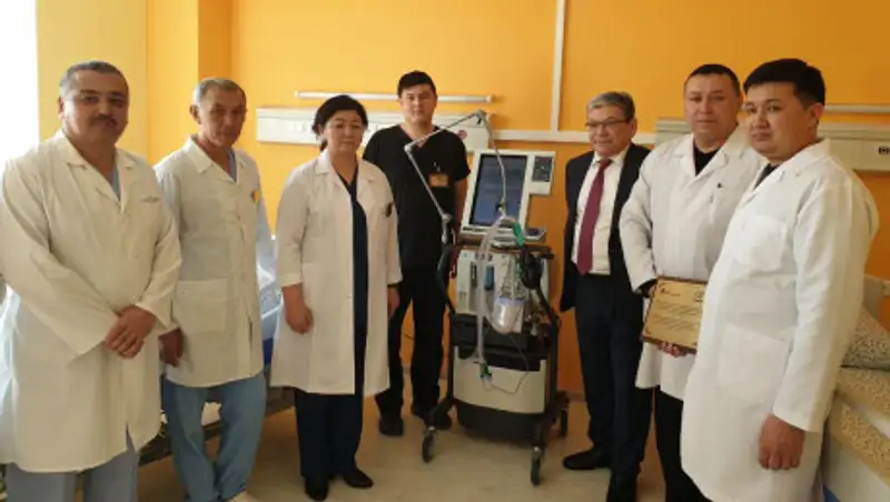 Фонд Булата Утемуратова подарил аппарат искусственной вентиляции легких селу