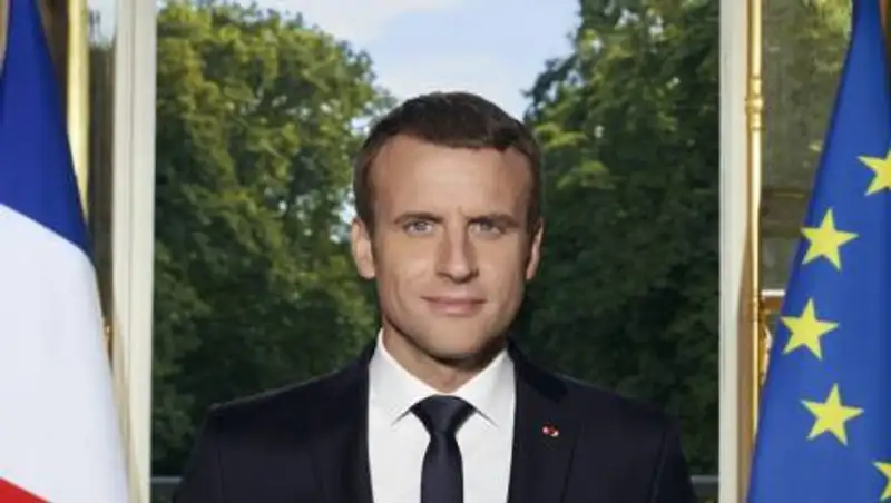 Президент Франции Макрон стал футболистом