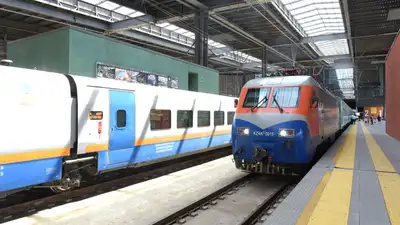 Едва не сошел с рельсов в Алматы, фото - Новости Zakon.kz от 08.06.2023 23:44