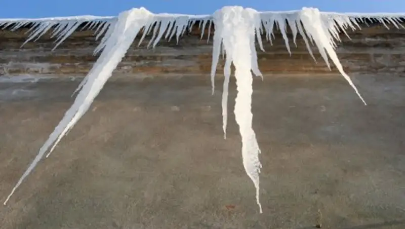 Как избежать травм при падении сосулек и снежных глыб с крыш зданий - советы