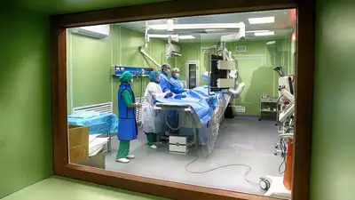 Столичные врачи прооперируют мужчину в Актау, на которого упал диван, фото - Новости Zakon.kz от 28.01.2023 18:23