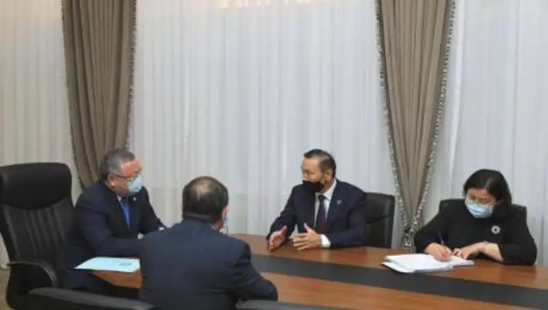 Аким Актюбинской области Ондасын Уразалин провел рабочую встречу с Мирболатом Жакыповым