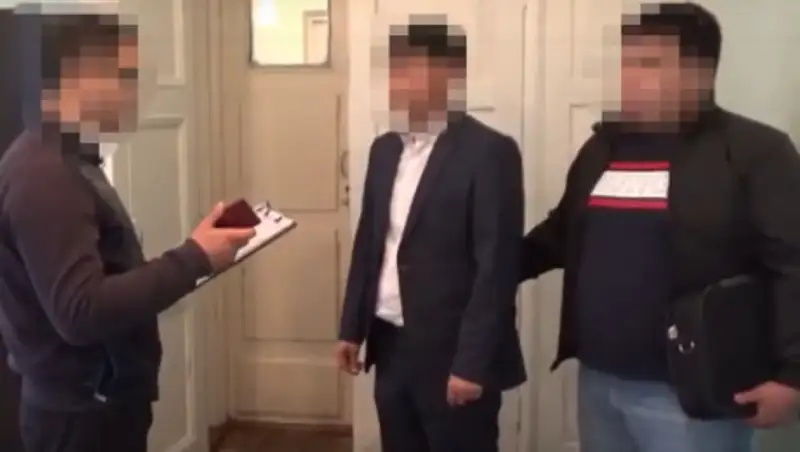 Двух госслужащих подозревают в получении взяток