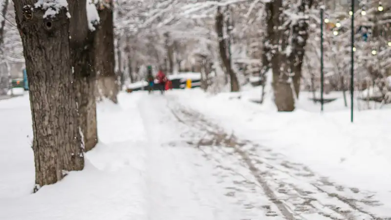 Снег в Алматы: как коммунальщики очищают город