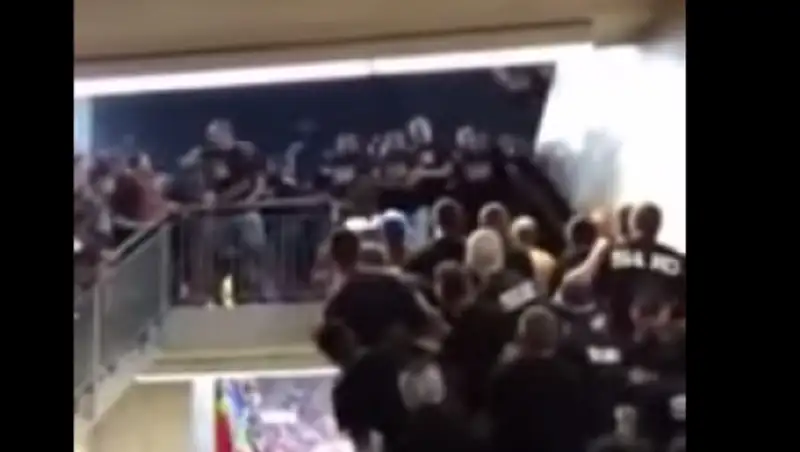 В результате потасовки румынских и венгерских фанатов пострадал полицейский