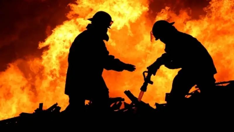 В Алматы пожар в хозпостройках перекинулся на жилой дом