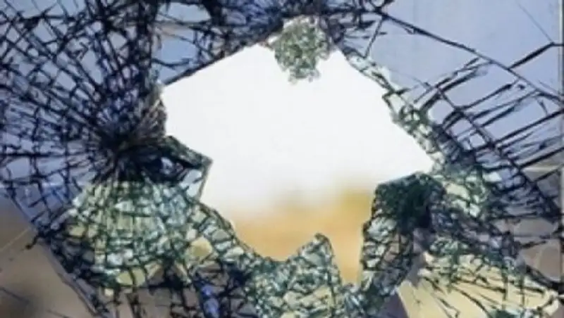 В пригороде Атырау из-за хлопка газа в двухэтажном доме выбило окно