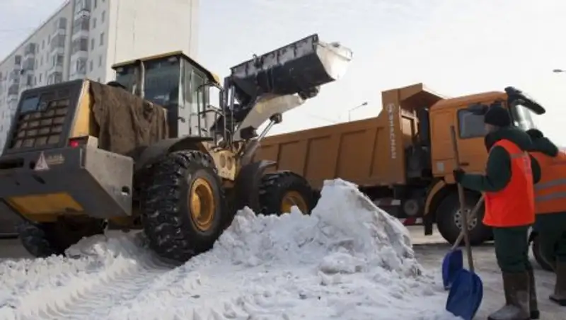 В Алматы продолжается уборка выпавшего накануне снега