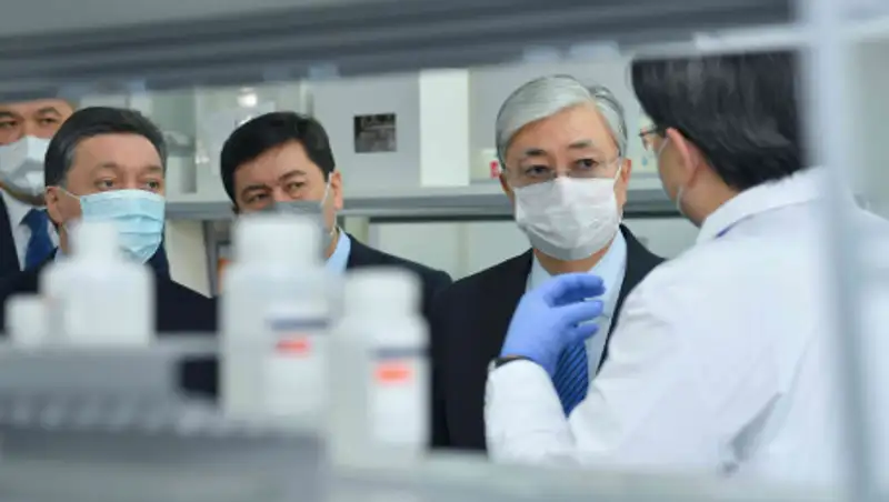 Токаеву показали процесс разработки казахстанской вакцины от коронавируса