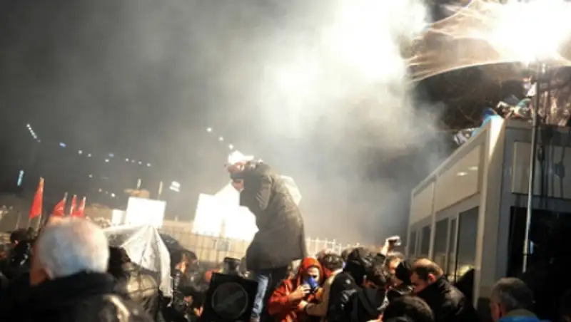 Турецкая полиция взяла штурмом офис оппозиционной газеты